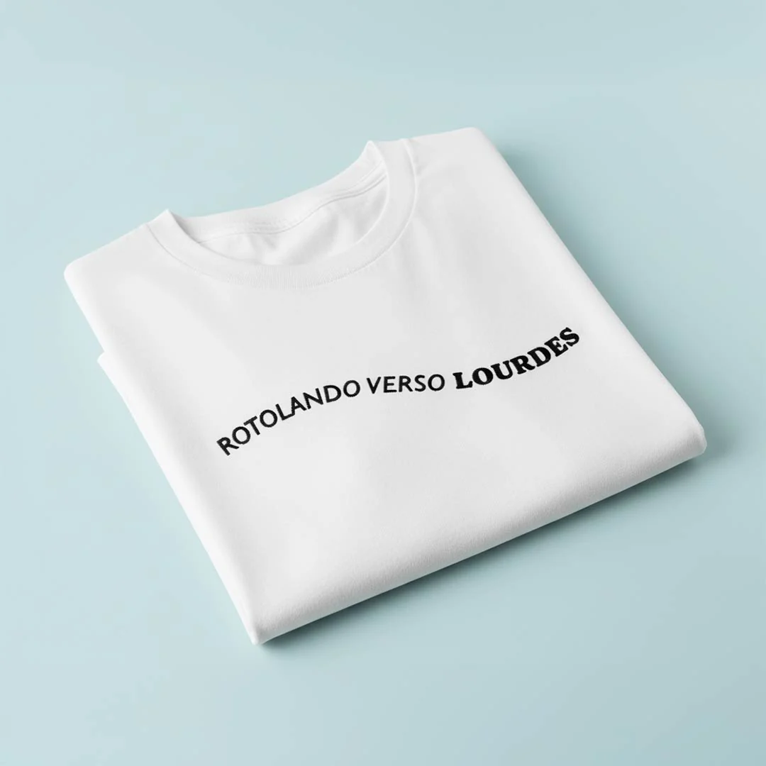 T-shirt con ricamo "Rotolando verso Lourdes" - Image 2
